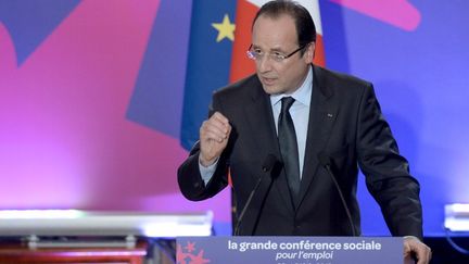 Le pr&eacute;sident de la R&eacute;publique, Fran&ccedil;ois Hollande, lors de son discours prononc&eacute; dans le cadre de la conf&eacute;rence sociale, &agrave; Paris, le 20 juin 2013.&nbsp; (BERTRAND GUAY / AFP)