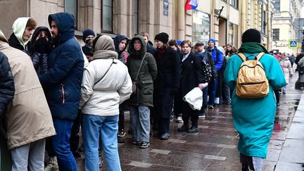 Des Russes font la queue pour aller voter à Saint-Pétersbourg, à l'occasion du dernier jour de l'élection présidentielle russe le dimanche 17 mars 2024. (OLGA MALTSEVA / AFP)