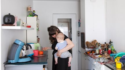 Une mère célibataire avec son fils dans sa cuisine, à Nantes, le 19 juin 2018.&nbsp; (VALERIE PINARD / HANS LUCAS)