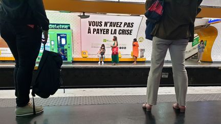 Deux personnes&nbsp;respectent les distances de sécurité en attendant un métro à la station Madeleine, à Paris, le 7 juillet 2020.&nbsp; (NICOLAS GUYONNET / HANS LUCAS / AFP)