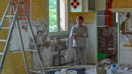 Chantal Hautain constate les dégâts causés par les inondations dans sa maison de Nemours (Seine-et-Marne), le 20 juin 2016. (MARIE-VIOLETTE BERNARD / FRANCETV INFO)