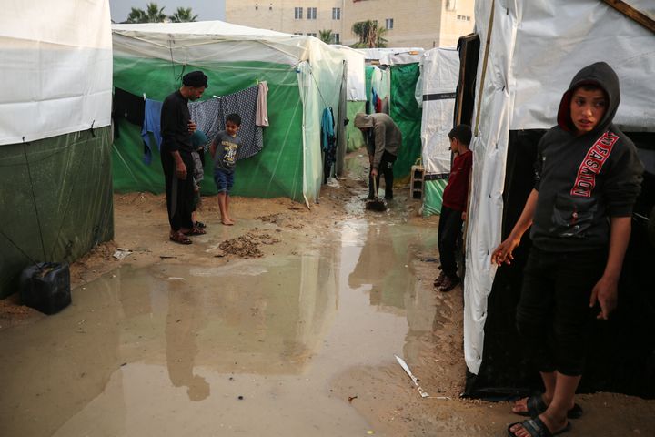 Des déplacés palestiniens à Deir al-Balah, dans la bande de Gaza, le 12 décembre 2023. (MAJDI FATHI / NURPHOTO / AFP)