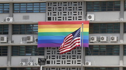 Un drapeau arc-en-ciel, symbole de la communauté LGBT, est déployé sur la façade de l'ambassade américaine à Séoul (Corée-du-Sud), le 20 mai 2019. (MAXPPP)