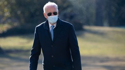 Le président américain Joe Biden&nbsp;sur la pelouse sud de la Maison Blanche à Washington, le 8 février 2021. (SAUL LOEB / AFP)