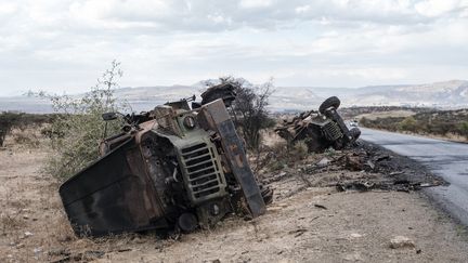 Deux véhicules militaires détruits sur une route au nord de Mekele illustrent l'intensité des combats qui secouent le Tigré depuis novembre 2020. (EDUARDO SOTERAS / AFP)