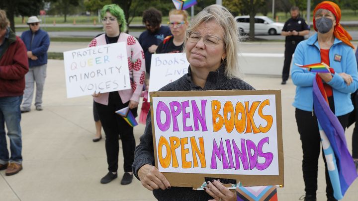 Michigan, le 25 septembre 2022, des manifestants protestent après que les écoles publiques de Dearborn ont temporairement restreint l'accès à des livres à la suite d'une plainte d'un parent concernant leur contenu. (JEFF KOWALSKY / AFP)