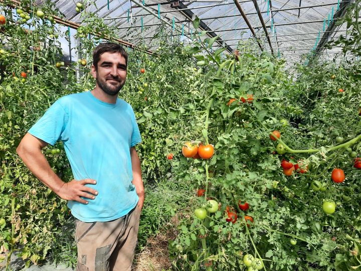 Florent Rouillard dans sa ferme de Chantenay-Villedieu (Sarthe). (AGATHE MAHUET / RADIO FRANCE)