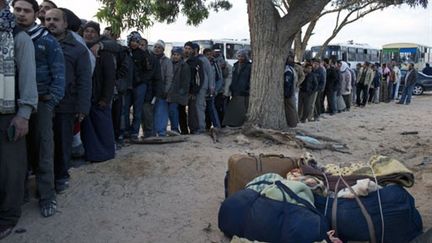 Des Egyptiens font la queue devant un hôpital de campagne installé par l'armée tunisienne à la frontière libyenne (AFP / Fred Dufour)