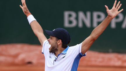 Le Français Gregoire Barrere célèbre sa victoire au premier tour contre le Japonais Daniel Taro, le 22 mai 2022. (THOMAS SAMSON / AFP)