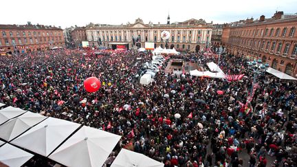 Des dizaines de milliers de militants, sympathisants du Front de gauche mais aussi simples curieux,&nbsp;sont venus &eacute;couter Jean-Luc M&eacute;lenchon place du Capitole &agrave; Toulouse, le 5 avril 2012, sous une pluie intermittente. (LANCELOT FREDERIC/SIPA)