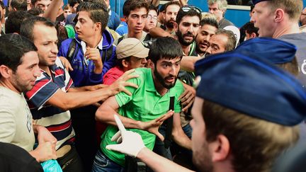 Des migrants se heurtent &agrave; des policiers dans une gare de Budapest (Hongrie), mardi 1er septembre 2015. (ATTILA KISBENEDEK / AFP)