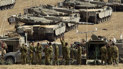 &nbsp; (Des militaires israéliens situés près de la bande de Gaza, le 20 juillet. © MaxPPP / Jim Hollander)