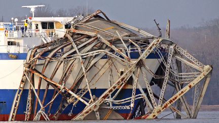 Un bout de pont est accroch&eacute; &agrave; la proue d'un cargo apr&egrave;s que celui-ci l'a arrach&eacute; accidentellement pr&egrave;s d'Aurora (Kentucky), le 27 janvier 2012. (TINA CARROLL / AP / SIPA)