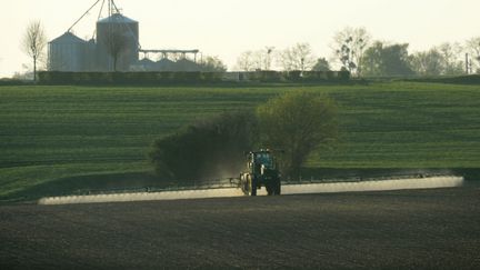 Un agriculteur français pulvérise du glyphosate, à Piacé, dans la Sarthe, le 23 avril 2021. (JEAN-FRANCOIS MONIER / AFP)