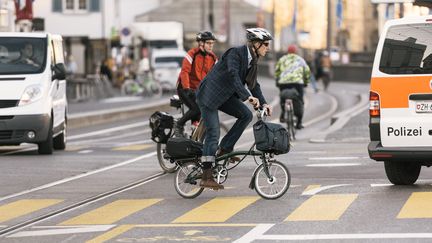 Un cycliste dans les rues de Zurich, en Suisse. (illustration) (CHRISTIAN BEUTLER / MAXPPP)