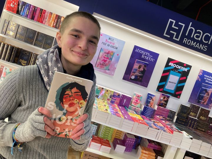 Elise, étudiante, au Salon du livre et de la presse jeunesse de Montreuil le 1er décembre 2022 (LAURENCE HOUOT / FRANCEINFO CULTURE)