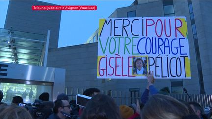 Une pancarte de soutien à Gisèle Pelicot est brandie devant le tribunal d'Avignon (Vaucluse), le 19 décembre 2024. (FRANCEINFO)