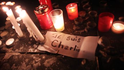 &nbsp; (Des bougies déposées mercredi Place de la République à Paris en hommage aux victimes de l'attentat contre Charlie Hebdo. © MaxPPP)