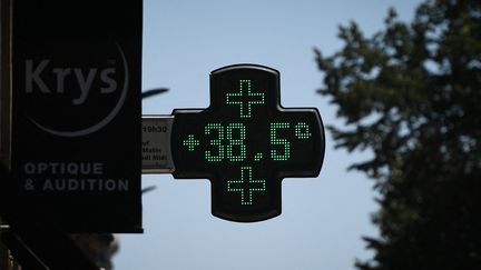 Le thermomètre d'une pharmacie affiche 38,5°C le 13 juillet 2022 à Toulouse. (VALENTINE CHAPUIS / AFP)