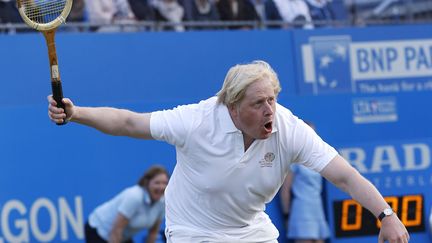 Le maire de Londres (Royaume-Uni), Boris Johnson participe &agrave; un tournoi de tennis caritatif, le 16 juin 2013. (EDDIE KEOGH / REUTERS)