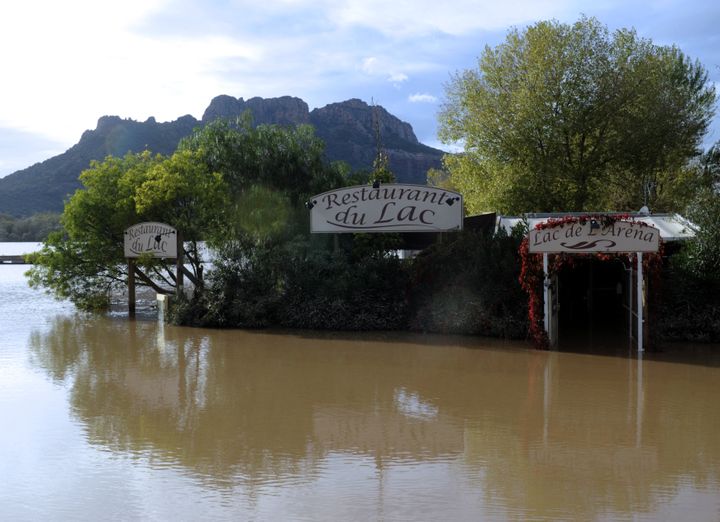 Le restaurant d'Edouard inondé le 7 novembre 2011 à Roquebrune-sur-Argens (Var). (BORIS HORVAT / AFP)