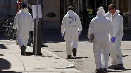 Des enqu&ecirc;teurs du FBI dans une de Boston (Etats-Unis), le 18 avril 2013, trois jours apr&egrave;s les attentats qui ont endeuill&eacute; le marathon annuel de la ville. (BRIAN SNYDER / REUTERS)