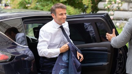 Emmanuel Macron vient rencontrer des personnes mobilisées après une attaque au couteau à Annecy (Haute-Savoie), le 9 juin 2023. (GR?GORY YETCHMENIZA / LE DAUPHINE LIBERE / MAXPPP)