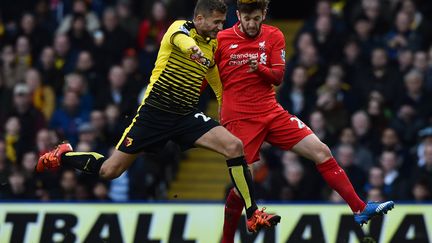 Le joueur de Liverpool Adam Lallana au duel (à droite) face au joueur de Watford Almen Abdi