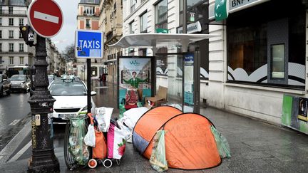 La tente d'une personne sans domicile près d'un arrêt de bus, le 29 décembre 2017 à Paris. (STEPHANE DE SAKUTIN / AFP)