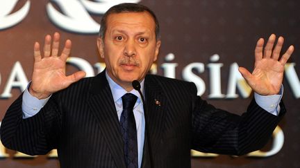 Le Premier ministre turc Recep Tayyip Erdogan lors d'une conf&eacute;rence de presse &agrave; Istanbul, le 23 d&eacute;cembre 2011. (BULENT KILIC / AFP)