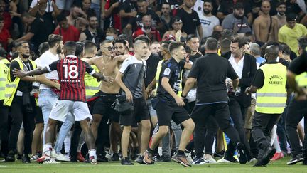 Mario Lemina tente de contenir les supporters, fous de rage. (JEAN CATUFFE / JEAN CATUFFE)