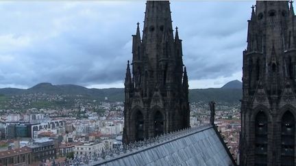 Cela fait un an que la cathédrale de Clermont-Ferrand (Puy-de-Dôme) est sous le coup d'un arrêté municipal. La bâtisse n'est pas aux normes de sécurité incendie. Mais les travaux devraient commencer avant l'été.&nbsp; (FRANCE 3)