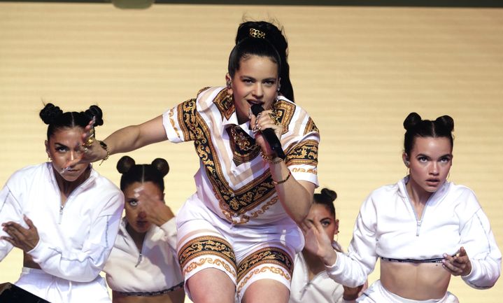 La chanteuse et musicienne espagnole&nbsp;Rosalía entourée de ses danseuses au festival We Love Green le 2 juin 2019. (SADAKA EDMOND/SIPA)