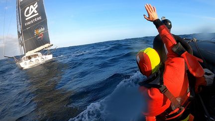 Le transfert de Kevin Escoffier depuis le bateau de Jean Le Cam vers le navire de la Marine nationale.&nbsp; (© Marine Nationale / Défense)