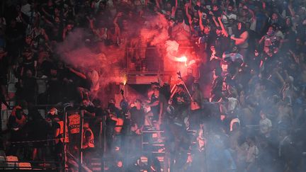 Les supporters dans les tribunes du Stade Vélodrome lors du match entre Marseille et Francfort, le 13 septembre 2022. (MATTHIEU MIRVILLE / DPPI via AFP)