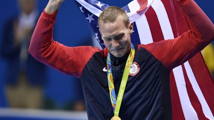 L'Américain Caeleb Dressel en larmes après avoir remporté la médaille d'or du 4x100 m relais à Rio, le 7 août 2016. (GABRIEL BOUYS / AFP)