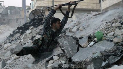 Un soldat de l'arm&eacute;e syrienne libre tire lors de combats contre l'arm&eacute;e du pr&eacute;sident&nbsp;Bachar Al-Assad &agrave; Alep (SYrie), le 15 octobre 2013. (SAAD ABOBRAHIM / REUTERS)