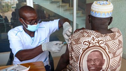 Un homme recevant un vaccin contre le Covid-19 à Dakar, le 1er août 2021.&nbsp; (FATMA ESMA ARSLAN / ANADOLU AGENCY)