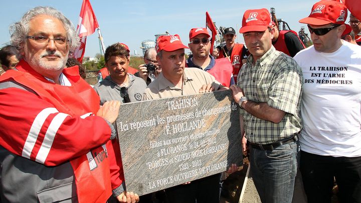 Walter Broccoli (G) et Fr&eacute;d&eacute;ric Weber (D), du syndicat Force ouvri&egrave;re, brandissent la st&egrave;le des "promesses non tenues" de Fran&ccedil;ois Hollande, le 24 avril 2013 sur le site ArcelorMittal de Florange (Lorraine). ( MAXPPP)