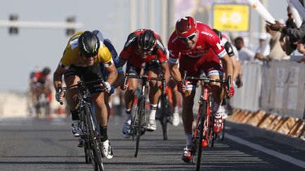 Alexander Kristoff (à droite) prend le dessus sur Mark Cavendish (YUZURU SUNADA / BELGA MAG)