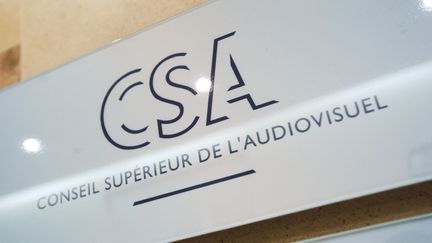 Photo du logo du Conseil supérieur de l'audiovisuel (CSA), prise le 5 mars 2012 à Paris. (THOMAS SAMSON / AFP)