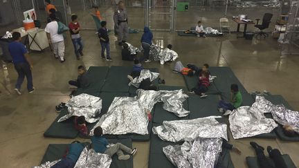 Des enfants migrants dans un centre de Mc Allen, au Texas (Etats-Unis), le 17 juin 2018, sur une photo des douanes américaines.&nbsp; (US CUSTOMS AND BORDER PROTECTION / AFP)