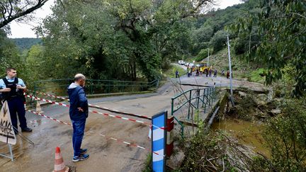 L'effondrement d'un pont menant à un domaine privé du Muy, dans le Var, bloque des centaines de personnes. (LUC BOUTRIA / MAXPPP)