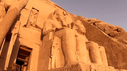 Les colosses du temple d'Abou Simbel érigés à la gloire de Ramsès II.
