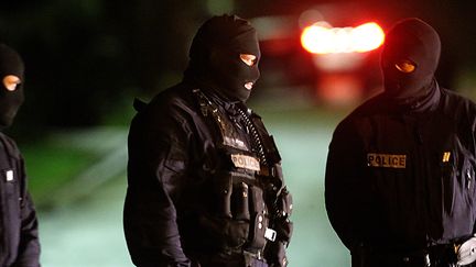 Des policiers participant &agrave; la traque des supects de l'attentat contre "Charlie Hebdo", jeudi 8 janvier 2015, pr&egrave;s de Villers-Cotterets (Aisne). (FRANCOIS NASCIMBENI / AFP)