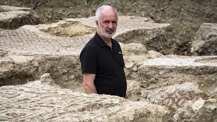 Dominique Garcia, président de l'Institut national de recherches archéologiques préventives (Inrap), sur un chantier de fouilles gallo-romaines à Auch (Gers) le 11 juillet 2017. (ERIC CABANIS / AFP)