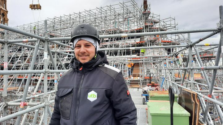 Rémi Pinkiewicz, chef de chantier de l'entreprise UTB travaille sur la couverture du chœur de Notre-Dame. (ANNE CHEPEAU / RADIOFRANCE)