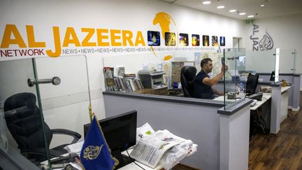 Le bureau de la chaîne qatarie Al Jazeera à Jérusalem, le 31 juillet 2017. (AHMAD GHARABLI / AFP)