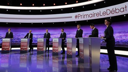 Les sept candidats à la primaire de la gauche, le 12 janvier 2017, lors du premier débat télévisé. (PHILIPPE WOJAZER / AFP)