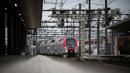 Un train entre en gare de Matabiau, à Toulouse, le 2 décembre 2022. (LIONEL BONAVENTURE / AFP)